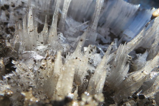 Sculture de glace dû au à l'humidité et au vent